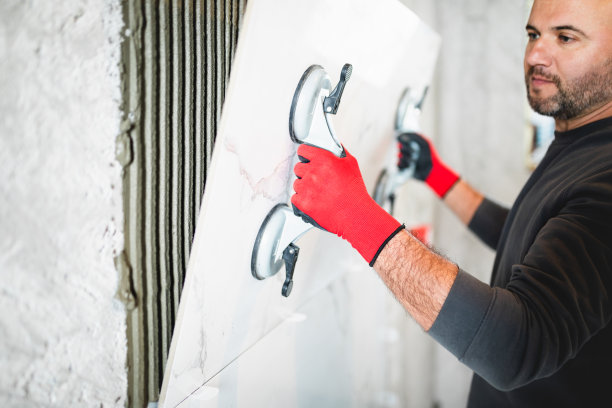 工作中的专业房屋建造者图片下载