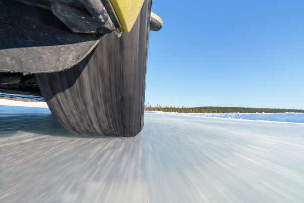 全新的冬季轮胎在冰面上滚动图片下载