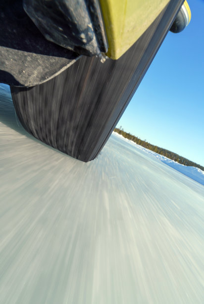 全新的冬季轮胎在冰面上滚动图片下载