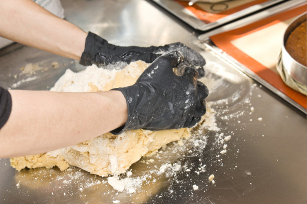 面包师揉饼干面团的手图片下载