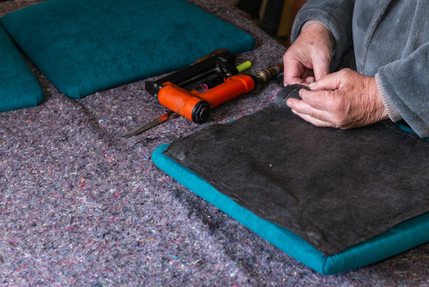 老人用手装饰的座位。图片下载