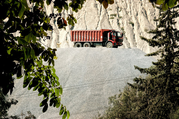 施工现场的红色自卸卡车图片下载