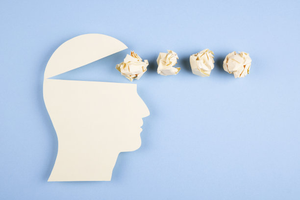 剪纸风格的人头，用皱巴巴的纸做成图片下载