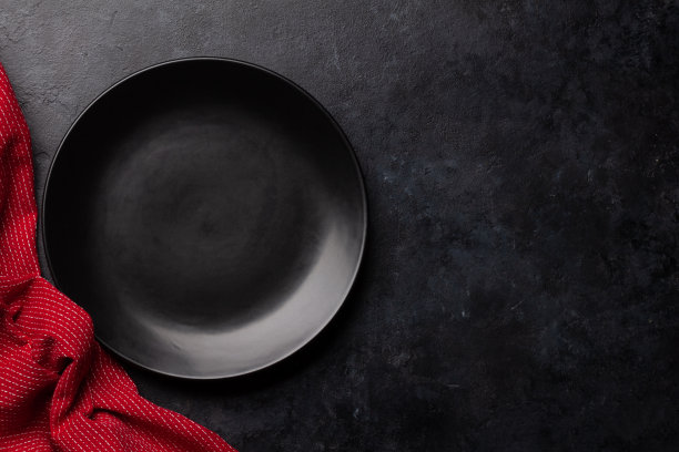 空盘子和毛巾放在石桌上图片下载