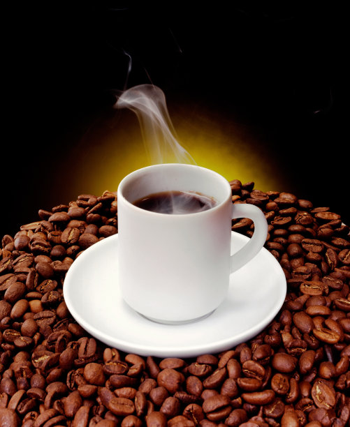 一杯咖啡，用烤咖啡粒熏一下图片下载