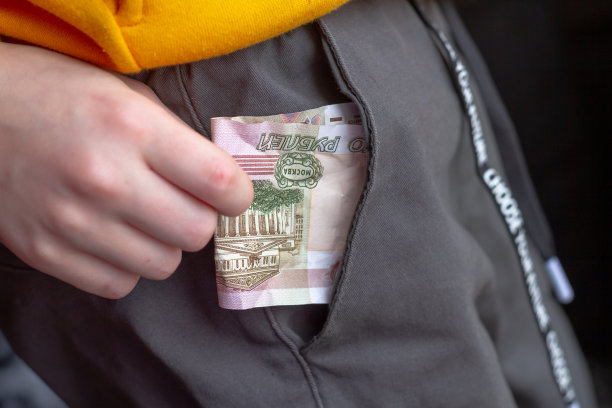 从裤子口袋中取出或取出100卢布纸币图片下载