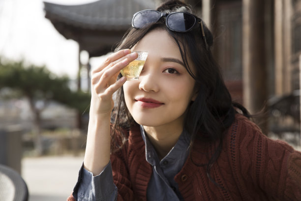 中国大学生在路边咖啡馆享受下午茶-库存照片图片下载