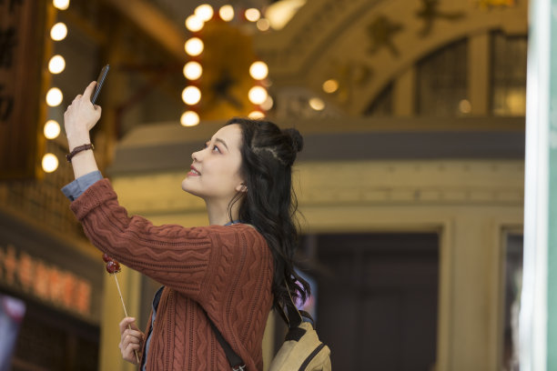 年轻的女大学生在一张老式的步行街照片上自拍图片下载