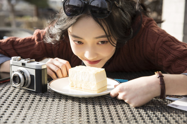 中国大学生在路边咖啡馆享受下午茶-库存照片图片下载