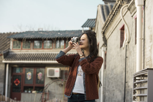 年轻的中国女孩离开去徒步旅行-库存照片图片下载