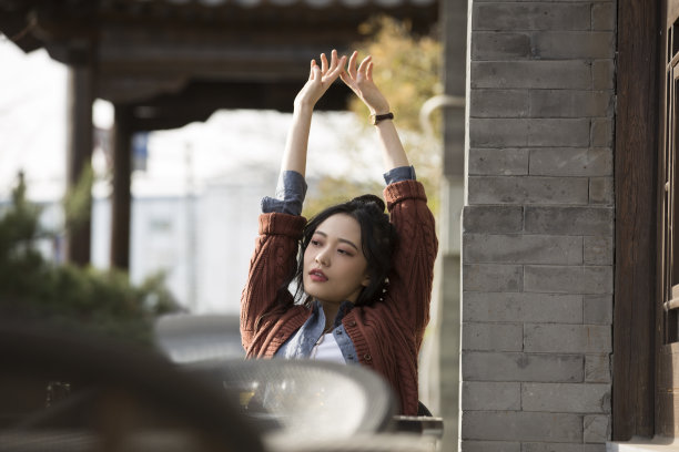 美丽的年轻中国女士享受下午茶在人行道咖啡馆股票照片图片下载