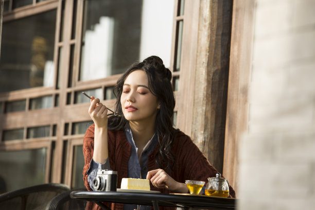 中国大学生在路边咖啡馆享受下午茶-库存照片图片下载