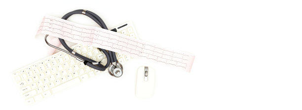 Flatlay安排。一种听诊器，上面放着一张心电图片，旁边放着电脑鼠标和键盘，孤立在白色背景上。复制粘贴的地方图片下载
