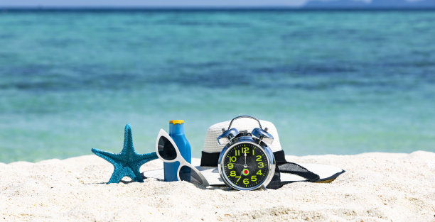 热带假期的时间与配饰在夏季假期沙滩上的背景-旅游概念图片下载