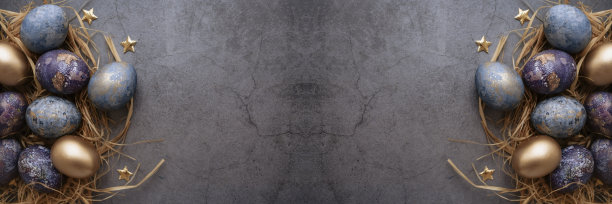 复活节卡片上有副本的文字。紫色，蓝色和金色的鸡蛋在黑暗的背景上。2022年紫色的趋势是非常接近的。天然染料karkade茶。前视图。图片下载