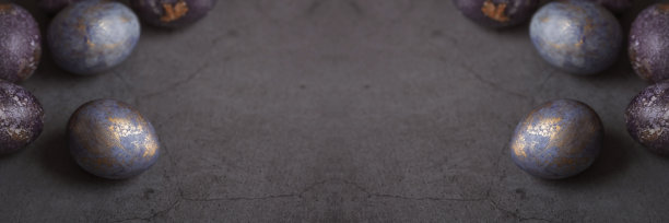 复活节卡片上有副本的文字。紫色，蓝色和金色的鸡蛋在黑暗的背景上。2022年紫色的趋势是非常接近的。天然染料karkade茶。前视图。图片下载