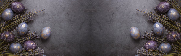 复活节卡片上有副本的文字。紫色，蓝色和金色鸡蛋与薰衣草在黑暗的背景。2022年的紫色趋势是非常相关的。天然染料karkade茶。前视图。图片下载