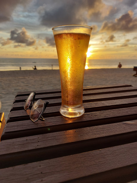 在海滩上度过愉快的假期图片下载