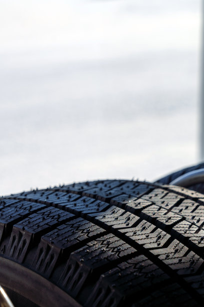 全新的冬季轮胎图片下载