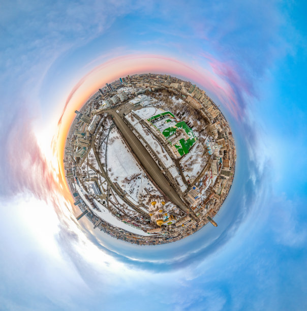 空中冬季城市景观与十字路口和道路，房屋，建筑，公园和桥梁。直升飞机。行星球模式。图片下载