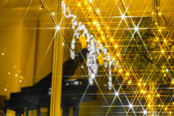 照明和金色的大钢琴图片下载