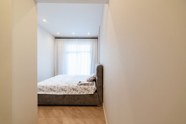 一间带大床的新房子的卧室内部图片下载