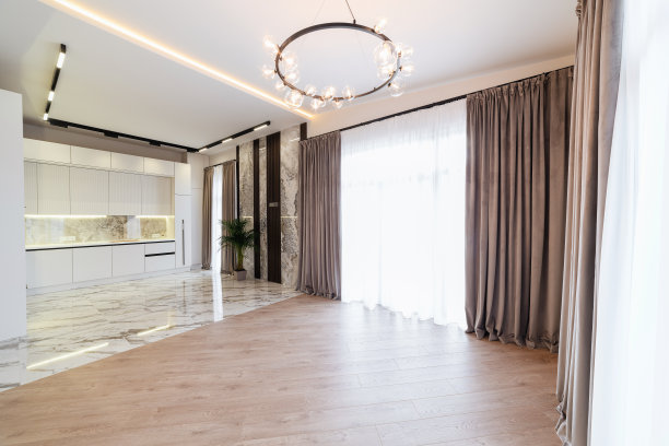 新房子明亮的内部，有一个大窗户和窗帘图片下载