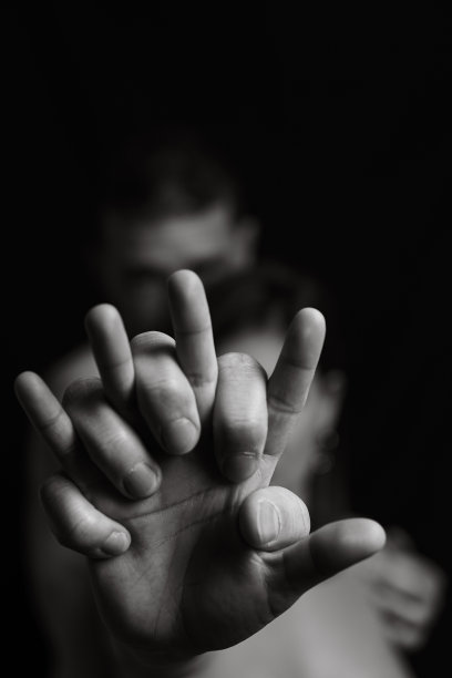 黑白照片中，一男一女手牵着手，背景模糊。图片下载