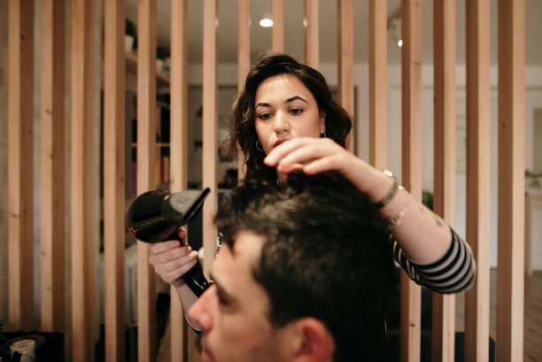 理发师女人工作图片下载