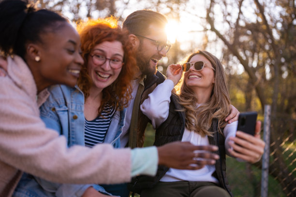一群朋友在公园里自拍图片下载