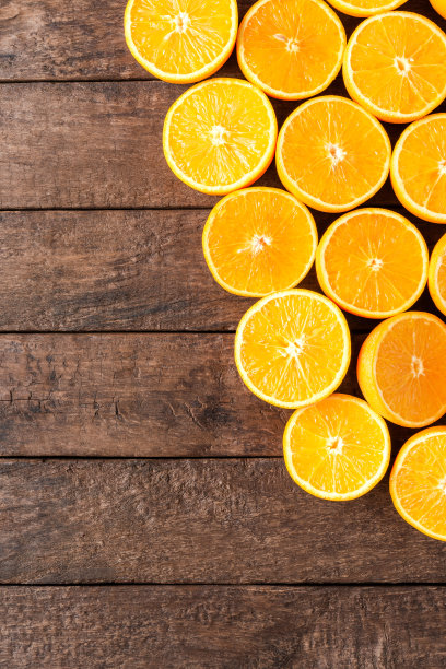 木桌上放着新鲜的橙子。俯视图图片下载
