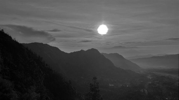 清晨的阳光照在山上图片下载