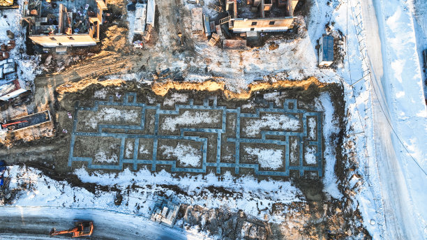 地基住宅建筑的地基从以上观点。建设背景。下雪的冬天图片下载