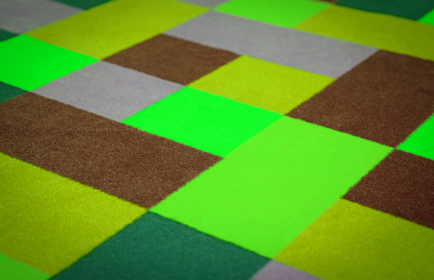 地板上铺着色彩鲜艳的地毯图片下载