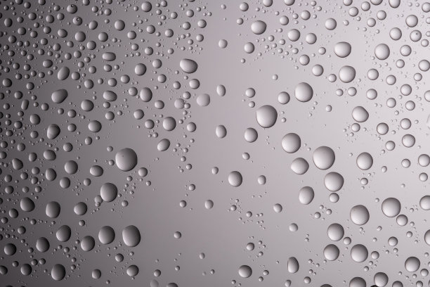 水滴在透明的灰色背景上。图片下载