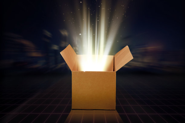 关闭打开的纸板箱明亮的发光图片下载