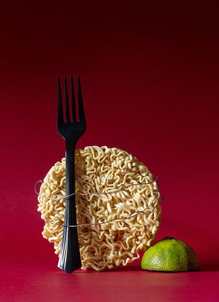 方便面和石灰在红色的背景上。图片下载