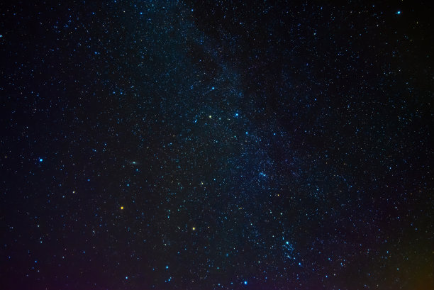 星空中的银河，有星云和星系。背景有星星和空间图片下载