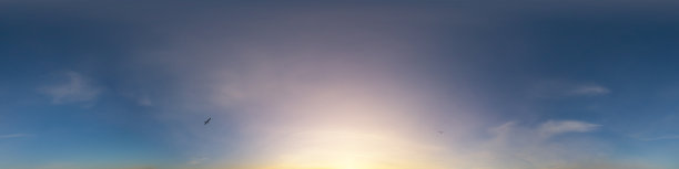 有卷云的深蓝色日落天空全景图。无缝hdr pano在球面等矩形格式。完成天顶三维可视化，游戏和空中无人机360全景替换图片下载