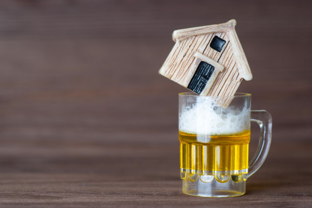 啤酒杯里的小玩具屋图片下载