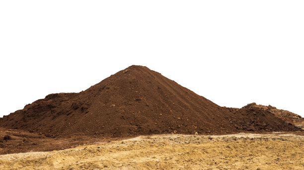 孤立的棕色射线壤土像山一样堆积在黄色的沙土上。图片下载