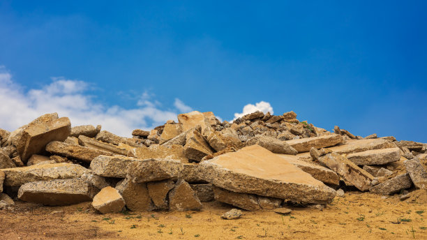 许多被拆除的旧混凝土砌块和被拆除的道路。图片下载