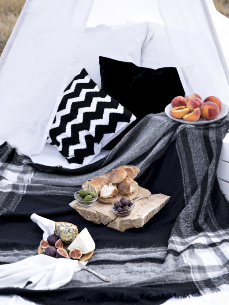 在海边为朋友们组织的夏日早午餐或晚餐。优雅的地方装饰黑白色调的浪漫约会。夏日露营或野餐时的小吃。图片下载