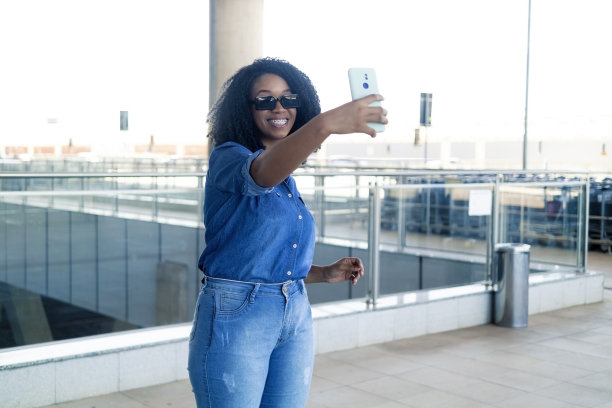 机场有个女人。图片下载