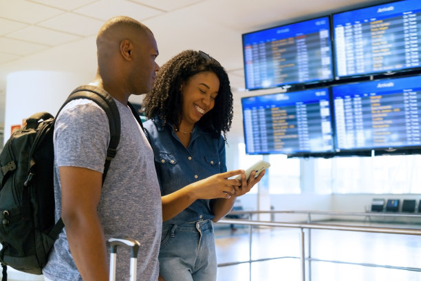 一对夫妇在机场。图片下载