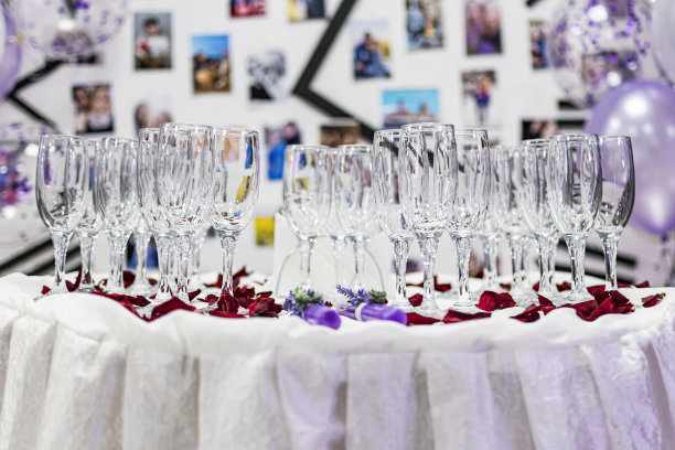 餐桌上有干净的空酒杯。婚礼仪式。图片下载