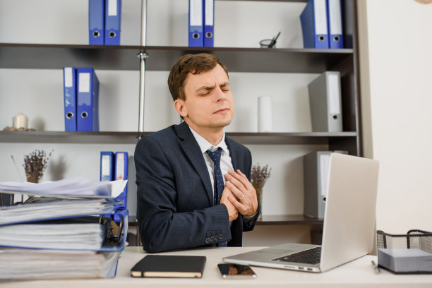 一个工作狂在办公室工作过度后心脏病发作了。图片下载