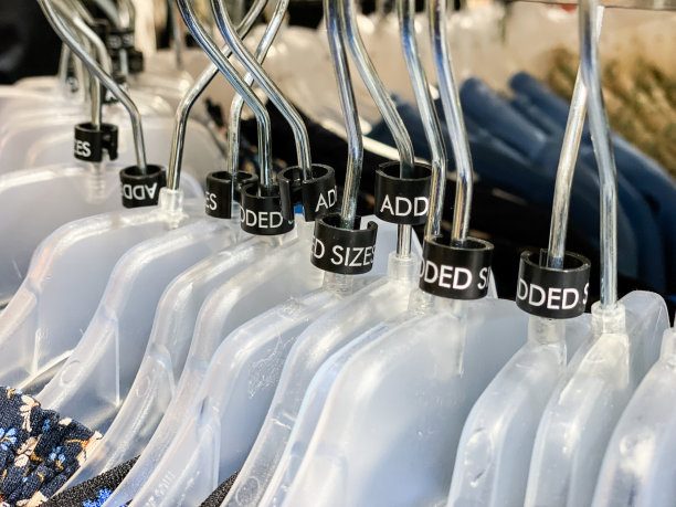 带有增加尺码标签的衣架。图片下载