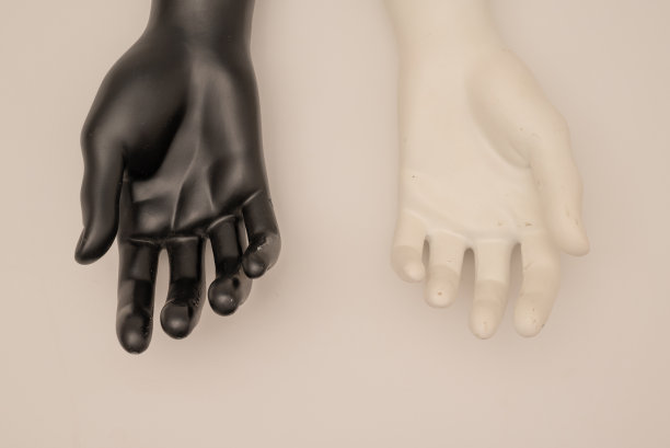 白色背景上破旧的人体模特的手图片下载