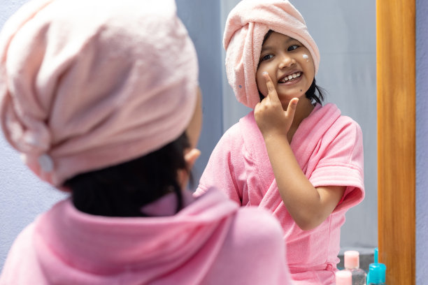 穿着粉色浴袍的小女孩图片下载